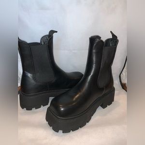 *New* Nasty Gal Black Platform Chelsea Boots SIZE 8 (EUR size 39)